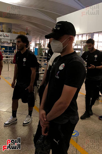 بعثة-المنتخب-تصل--مطار-القاهرة-استعدادا-للسفر-الي-كوريا-الجنوبية--(4)