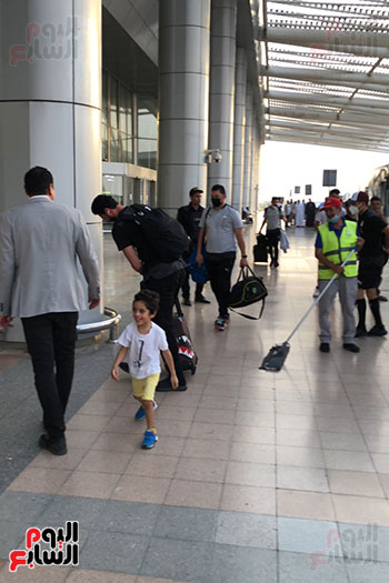 بعثة-المنتخب-تصل--مطار-القاهرة-استعدادا-للسفر-الي-كوريا-الجنوبية--(29)
