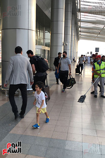 بعثة-المنتخب-تصل--مطار-القاهرة-استعدادا-للسفر-الي-كوريا-الجنوبية--(26)