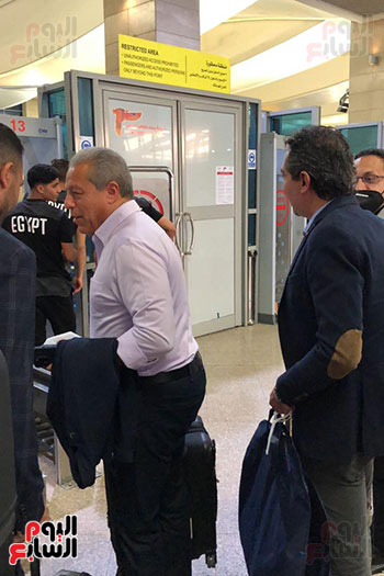 بعثة-المنتخب-تصل--مطار-القاهرة-استعدادا-للسفر-الي-كوريا-الجنوبية--(8)