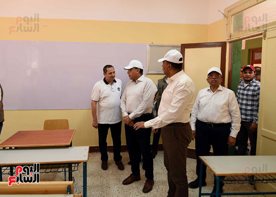 رئيس الوزراء يتفقد تطوير مدرسة الحصص بالدقهلية  (12)