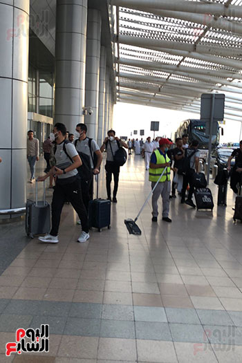 بعثة-المنتخب-تصل--مطار-القاهرة-استعدادا-للسفر-الي-كوريا-الجنوبية--(13)