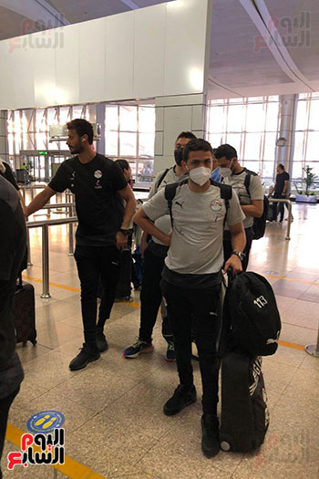 بعثة-المنتخب-تصل--مطار-القاهرة-استعدادا-للسفر-الي-كوريا-الجنوبية--(9)