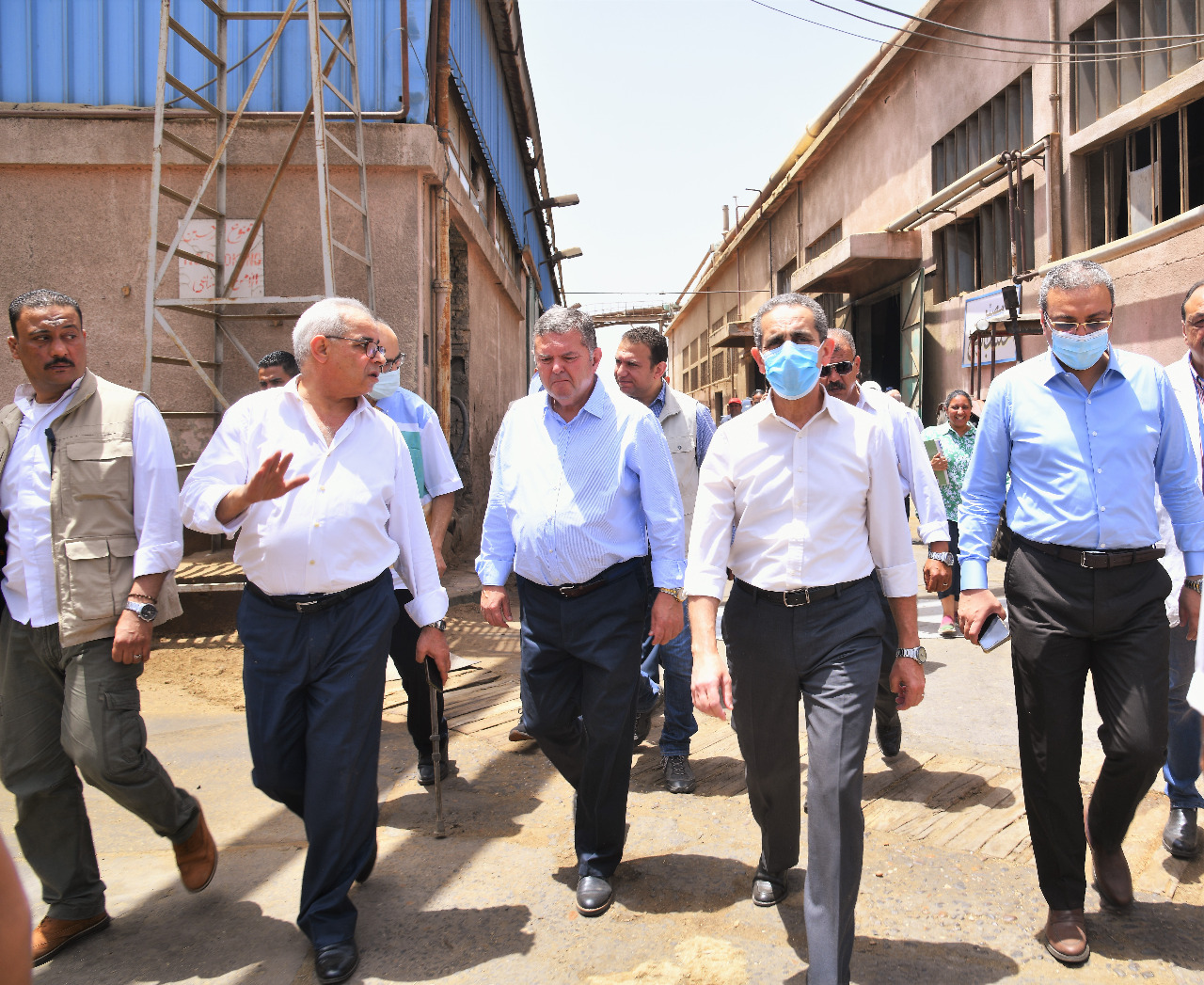 وزير قطاع الأعمال ومحافظ الغربية يتفقدان مصانع شركة طنطا للكتان والزيوت (4)