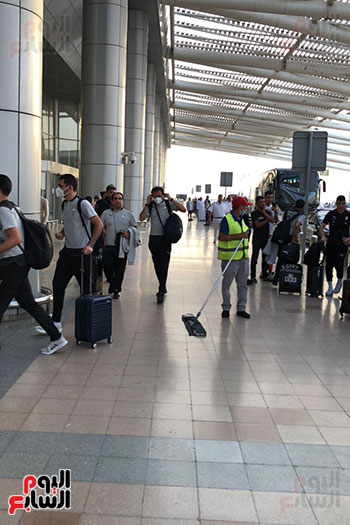 بعثة-المنتخب-تصل--مطار-القاهرة-استعدادا-للسفر-الي-كوريا-الجنوبية--(17)