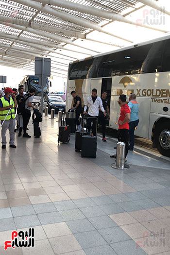 بعثة-المنتخب-تصل--مطار-القاهرة-استعدادا-للسفر-الي-كوريا-الجنوبية--(16)