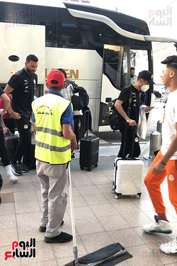بعثة-المنتخب-تصل--مطار-القاهرة-استعدادا-للسفر-الي-كوريا-الجنوبية--(14)