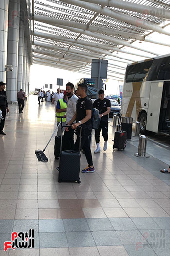 بعثة-المنتخب-تصل--مطار-القاهرة-استعدادا-للسفر-الي-كوريا-الجنوبية--(25)
