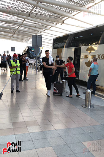 بعثة-المنتخب-تصل--مطار-القاهرة-استعدادا-للسفر-الي-كوريا-الجنوبية--(20)