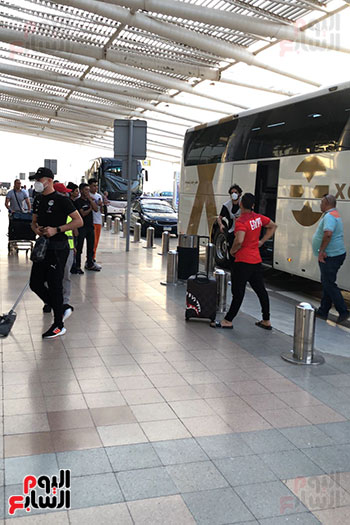 بعثة-المنتخب-تصل--مطار-القاهرة-استعدادا-للسفر-الي-كوريا-الجنوبية--(28)