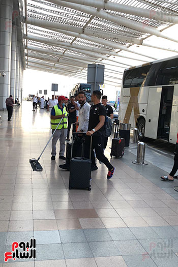 بعثة-المنتخب-تصل--مطار-القاهرة-استعدادا-للسفر-الي-كوريا-الجنوبية--(21)