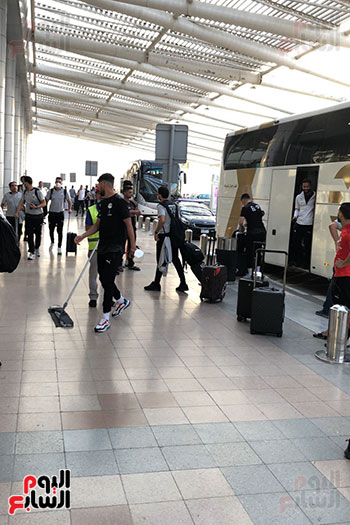 بعثة-المنتخب-تصل--مطار-القاهرة-استعدادا-للسفر-الي-كوريا-الجنوبية--(12)