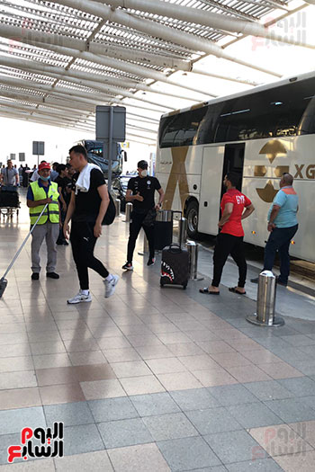 بعثة-المنتخب-تصل--مطار-القاهرة-استعدادا-للسفر-الي-كوريا-الجنوبية--(23)
