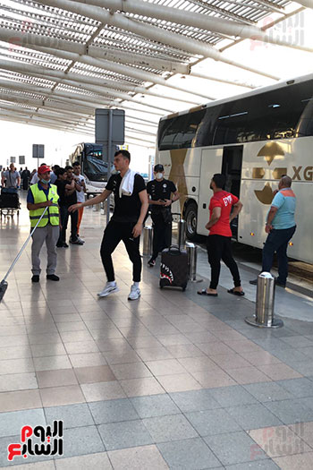 بعثة-المنتخب-تصل--مطار-القاهرة-استعدادا-للسفر-الي-كوريا-الجنوبية--(22)