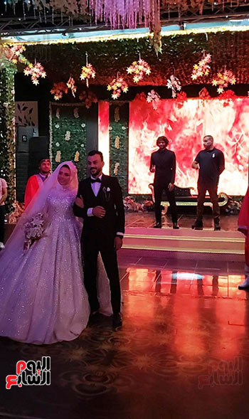 العروسين-وخلفهم-محمد-الننى
