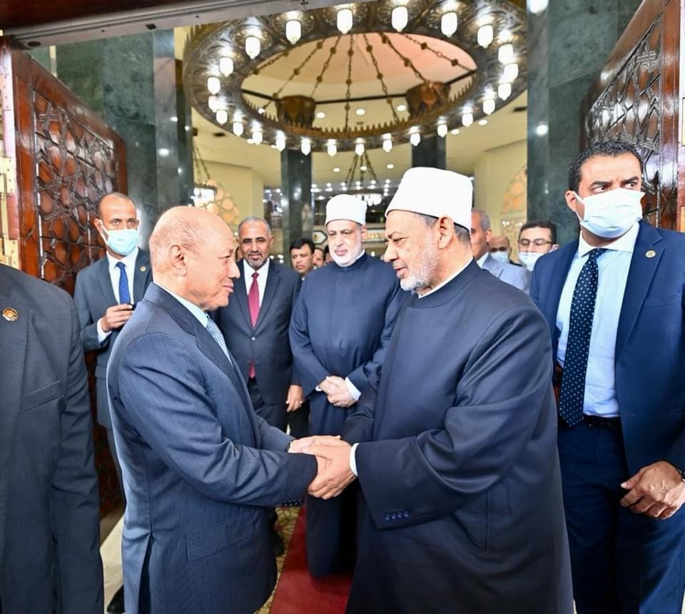رئيس مجلس القيادة اليمني يزور شيخ الأزهر (1)