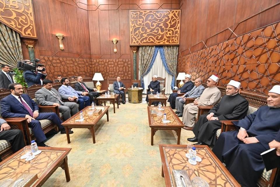 رئيس مجلس القيادة اليمني يزور شيخ الأزهر (3)