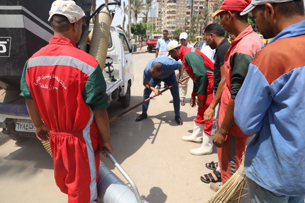 رئيس هيئة نظافة القاهرة يشهد تجربة عملية للمكانس الضخمة