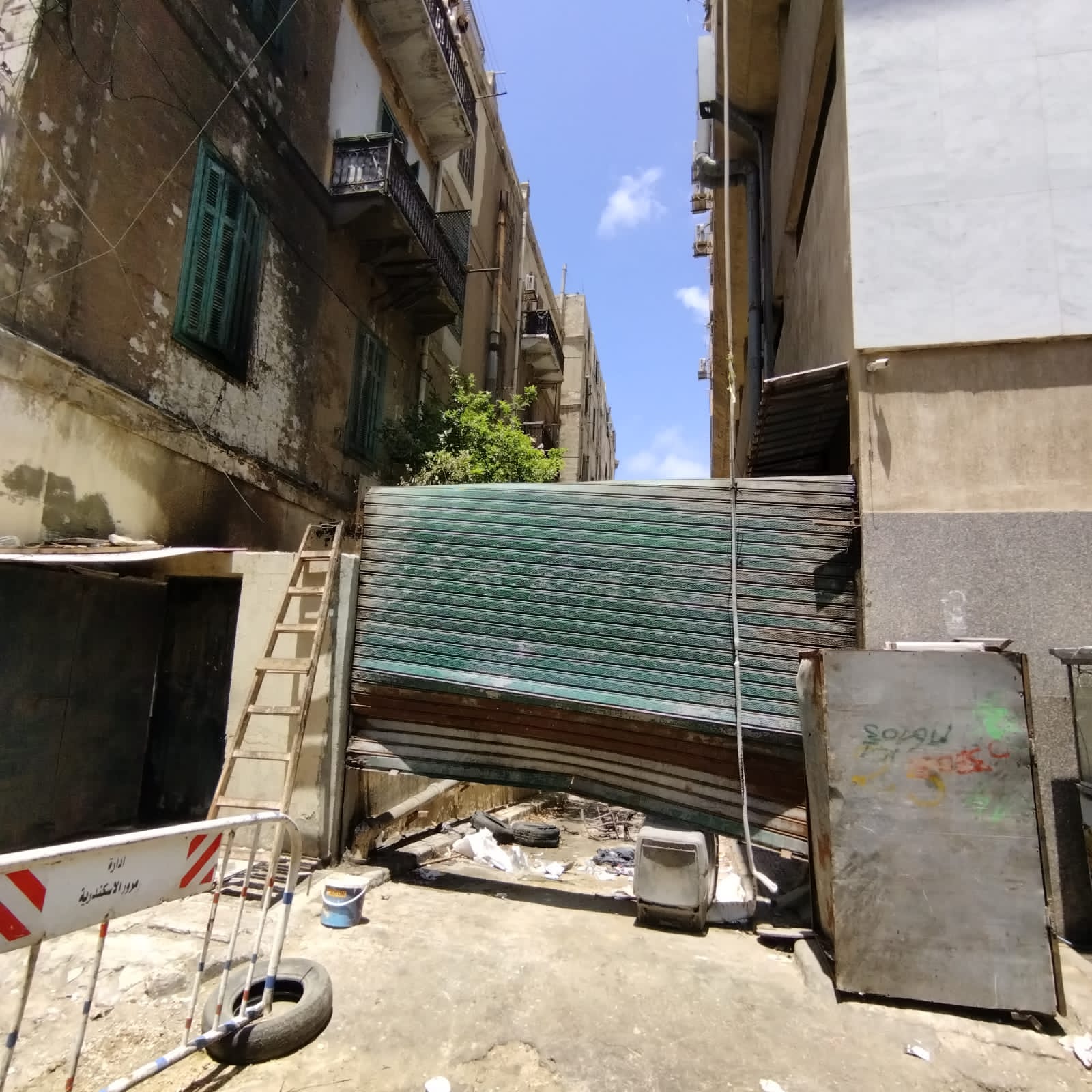 السيطرة على حريق بعقار  (3)