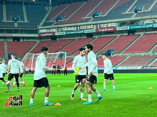 سفارة-مصر-فى-سول-تسلم-أبناء-الجالية-تذاكر-مباراة-منتخبنا-مع-كوريا-(8)