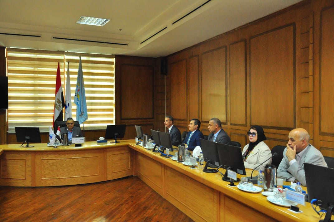 جانب من اجتماع  مجلس عمداء جامعة كفر الشيخ (2)