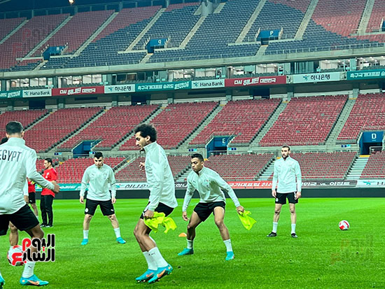 سفارة-مصر-فى-سول-تسلم-أبناء-الجالية-تذاكر-مباراة-منتخبنا-مع-كوريا-(9)