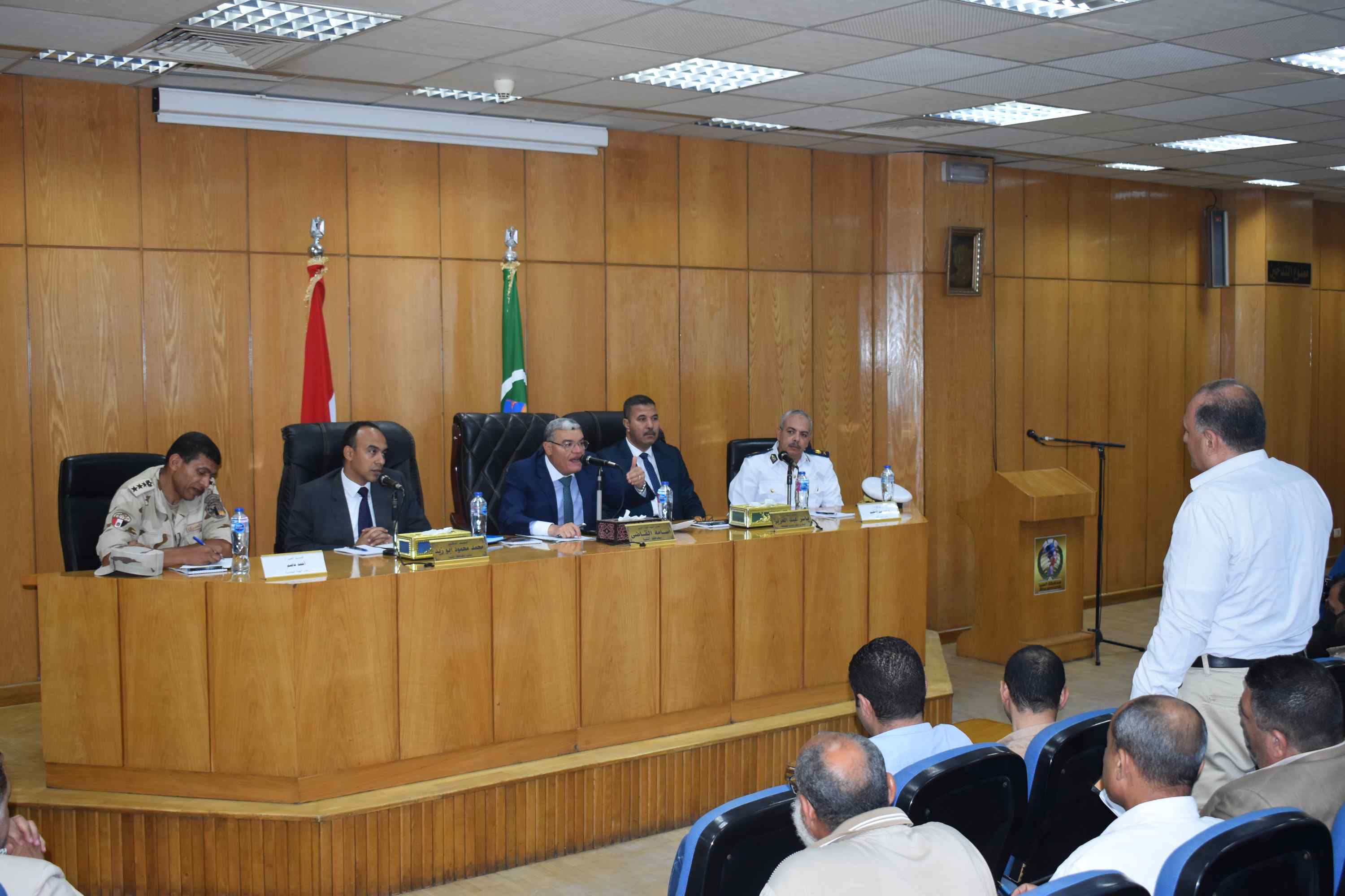 اجتماع محافظ المنيا لمتابعة ملف ازالة التعديات على الاراضى الزراعية (1)