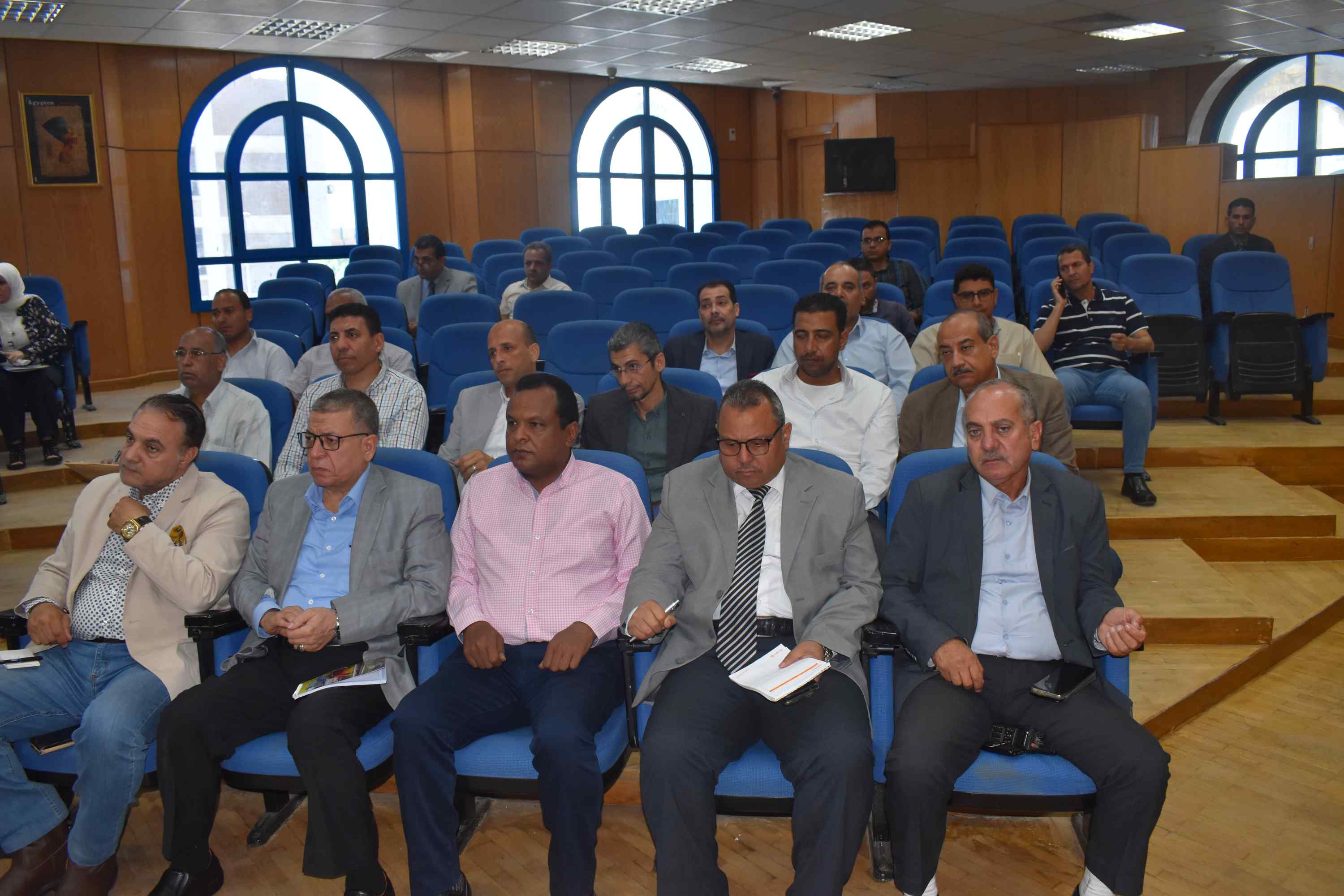 اجتماع محافظ المنيا لمتابعة ملف ازالة التعديات على الاراضى الزراعية (3)