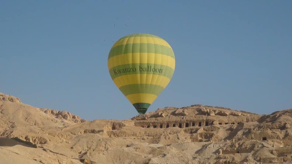 احدي البالونات فوق مقابر ملوك الفراعنة