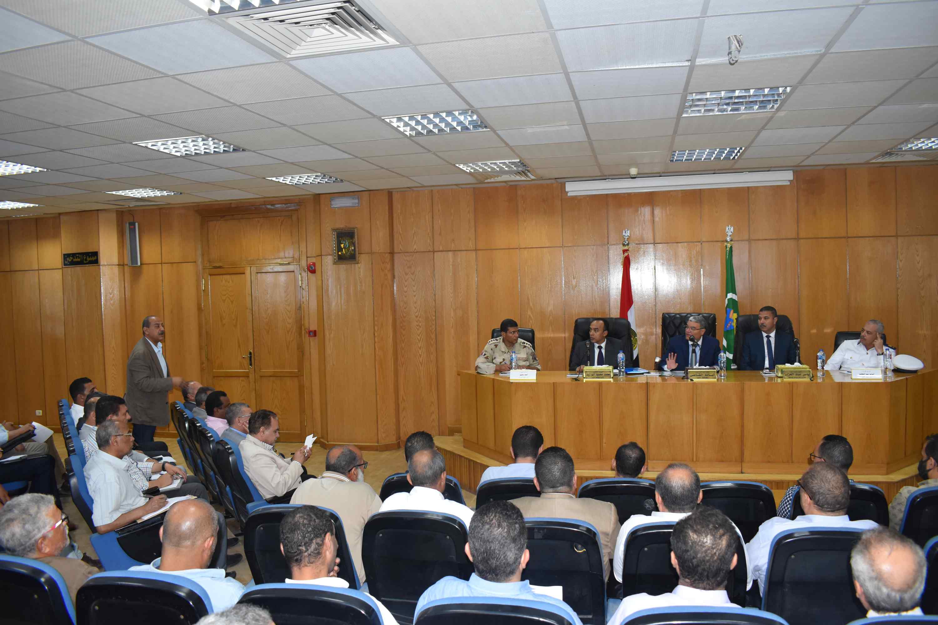 اجتماع محافظ المنيا لمتابعة ملف ازالة التعديات على الاراضى الزراعية (9)