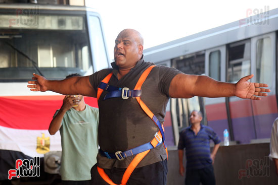 اشرف كابونجا ينجح في جذب ٦ عربات مترو  (4)
