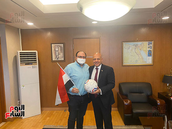 سفارة-مصر-فى-سول-تسلم-أبناء-الجالية-تذاكر-مباراة-منتخبنا-مع-كوريا-(12)