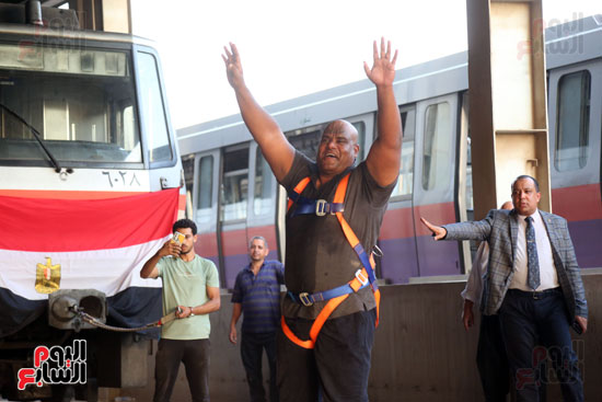 اشرف كابونجا ينجح في جذب ٦ عربات مترو  (6)