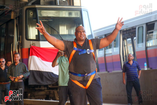 اشرف كابونجا ينجح في جذب ٦ عربات مترو  (3)