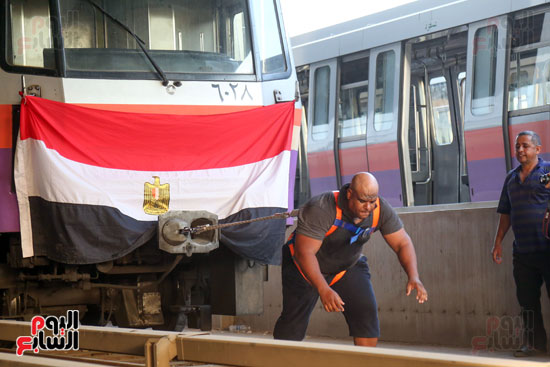 اشرف كابونجا ينجح في جذب ٦ عربات مترو  (2)