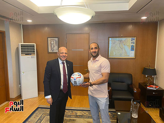 سفارة-مصر-فى-سول-تسلم-أبناء-الجالية-تذاكر-مباراة-منتخبنا-مع-كوريا-(2)