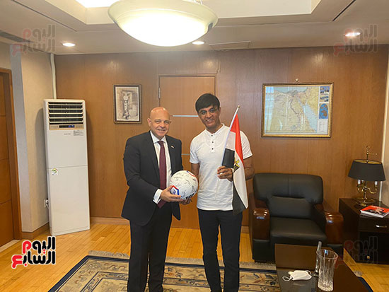 سفارة-مصر-فى-سول-تسلم-أبناء-الجالية-تذاكر-مباراة-منتخبنا-مع-كوريا-(1)