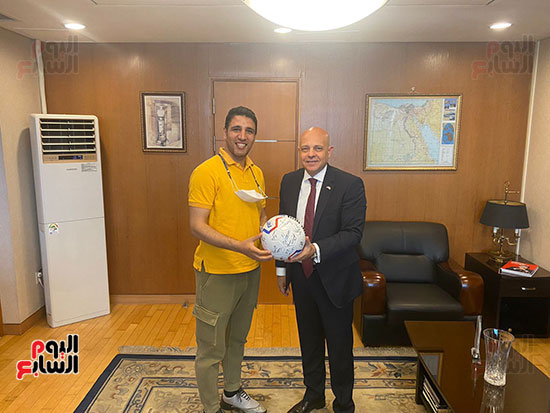 سفارة-مصر-فى-سول-تسلم-أبناء-الجالية-تذاكر-مباراة-منتخبنا-مع-كوريا-(4)