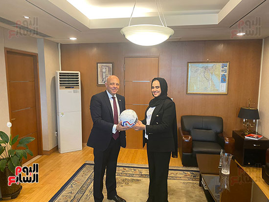 سفارة-مصر-فى-سول-تسلم-أبناء-الجالية-تذاكر-مباراة-منتخبنا-مع-كوريا-(3)