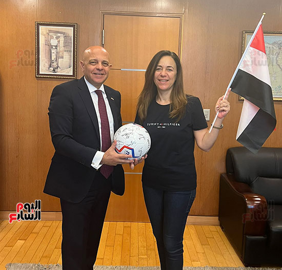 سفارة-مصر-فى-سول-تسلم-أبناء-الجالية-تذاكر-مباراة-منتخبنا-مع-كوريا-(11)