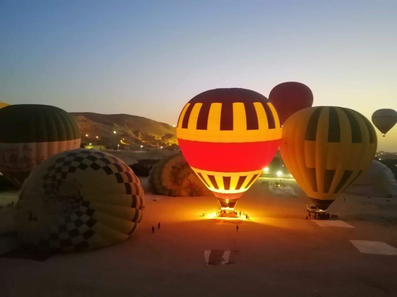 البالونات فى أرض مطار البر الغربي