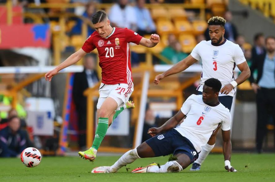صراع على الكرة بين لاعبي إنجلترا ضد المجر