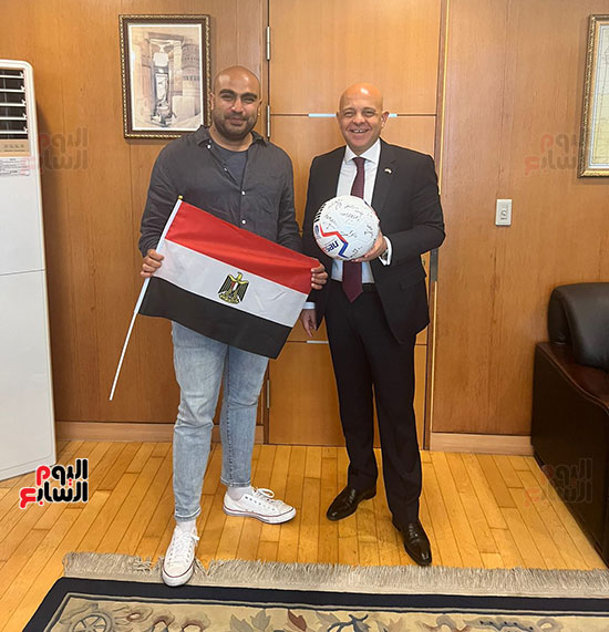 سفارة-مصر-فى-سول-تسلم-أبناء-الجالية-تذاكر-مباراة-منتخبنا-مع-كوريا-(5)
