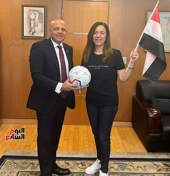 سفارة-مصر-فى-سول-تسلم-أبناء-الجالية-تذاكر-مباراة-منتخبنا-مع-كوريا-(6)