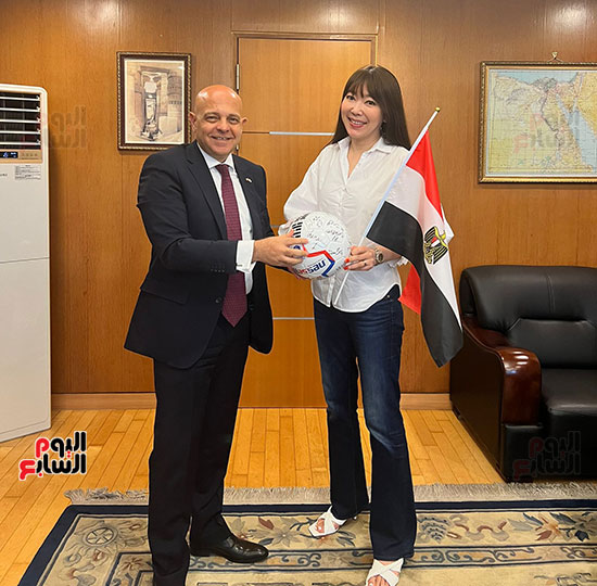 سفارة-مصر-فى-سول-تسلم-أبناء-الجالية-تذاكر-مباراة-منتخبنا-مع-كوريا-(7)