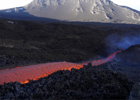 تتدفق الحمم البركانية إلى أسفل التل مع ثوران جبل إتنا