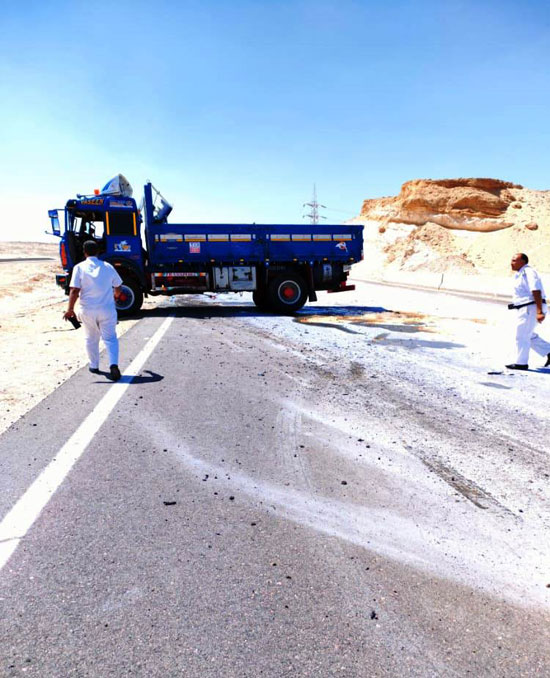 107124-إصابة-2-فى-انقلاب-سيارة-نقل-بطريق-أبوزنيمة-بجنوب-سيناء