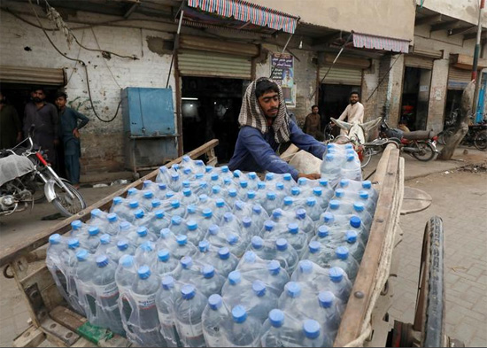 رجل يحمل زجاجات مياه