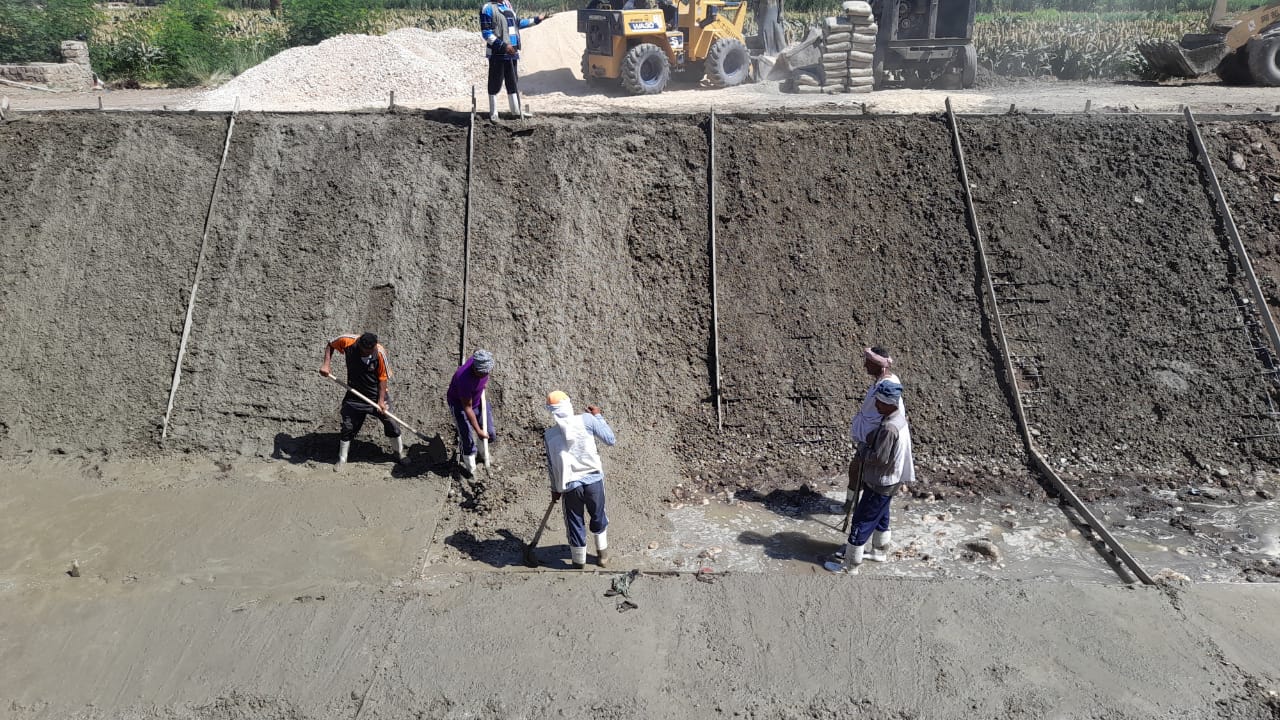 العمل فى تبطين الترع بالأقصر