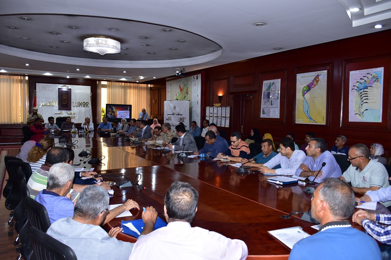 محافظ الأقصر يناقش مع مسئولى التخطيط منظومة التصالح  (1)